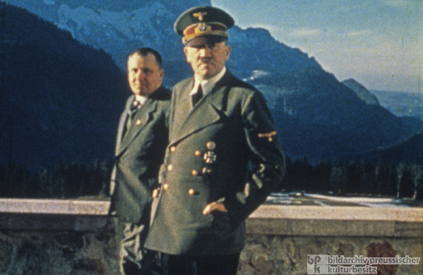 Martin Bormann und Adolf Hitler auf der Terrasse des Berghofes  (1942)